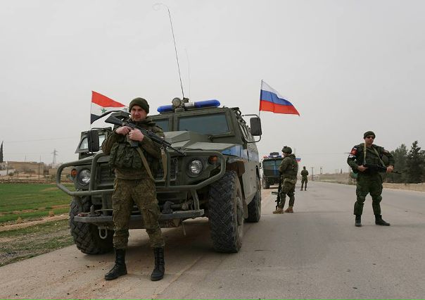 Российские военнослужащие на линии разграничения в районе сирийского города Манбидж