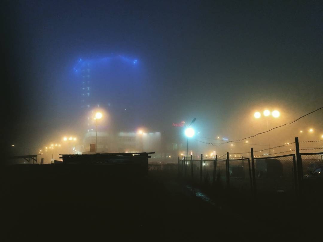 Фото @ctrnnr Фотообзор: свет, пустота и люди как тени в затуманенном Омске