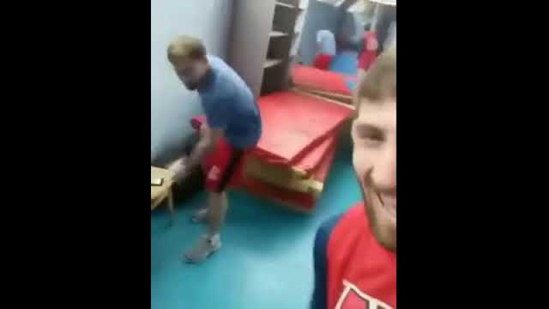 Спалил ярого инстаграмщика))