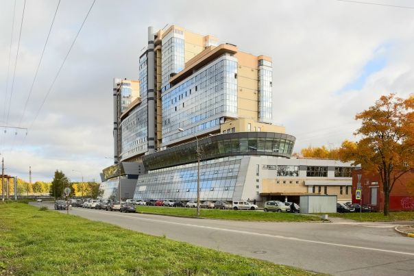Фото: Видовая трехсторонняя 2ккв<br><br>Матроса Железняка ул., 57<br><br>Предлагается к продаже трехсторонняя, видовая и солнечная квартира с великолепным видом на Удельный парк и центр города. Общая площадь - 87,2 м2, с учетом лоджий - 116 м2. В квартире все продумано до мелочей, сделана эргономичная планировка. <br>Из трехкомнатной, квартира превращена в двухкомнатную, что значительно расширило гостиное пространство. Тихая, уютная спальня подарит тепло и покой, просторная гардеробная позволит хранить все вещи в одном месте, кухонное и гостиное пространство объединено одной зоной и позволит собрать любое количество гостей и чувствовать себя комфортно. <br>В квартире выполнен качественный ремонт, с использованием лучших отделочных материалов. Поставлена итальянская мебель, техника, все - абсолютно новое. Плита, духовка - Siemens, вытяжка, посудомойка - Bosch, кондиционеры - Mitsubishi electric.<br>Все светильники и люстры в доме - венецианское стекло. Лоджии полностью отделаны, с них можно любоваться закатом и рассветом, наблюдать центр города, все достопримечательности и городские салюты, а так же заниматься спортом, оборудование позволяет. <br>Продумана безопасность, установлено видеонаблюдение G-Line. <br>Прямая продажа, один собственник.<br>В доме есть продовольственный магазин, территория не закрытая, в 5 минутах ходьбы бассейн и спортзалл, в десяти - торговый центр Сити Молл, гипермаркет, детский развлекательный центр и кинотеатр. Там же находится метро 