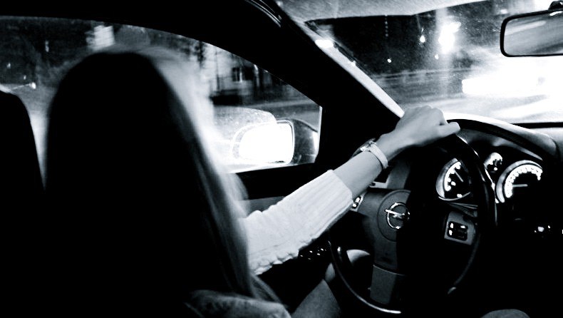 Девушка за рулем в машине ночью картинки