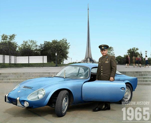  1965г.  Юрий Гагарин рядом со своим автомобилем Matra Bonnet Djet V.