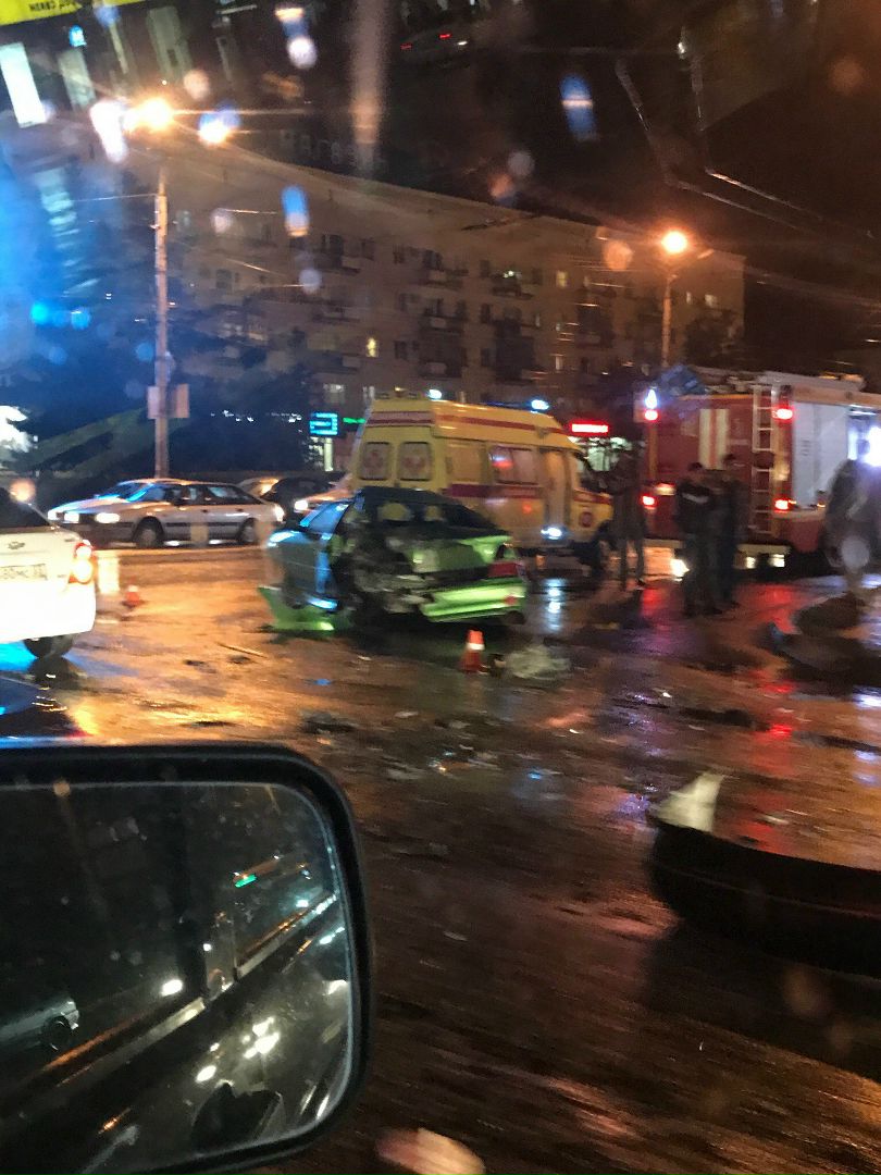 В центре Омска фура снесла две иномарки на перекрестке - ФОТО В центре Омска фура снесла две иномарки на перекрестке - ФОТО