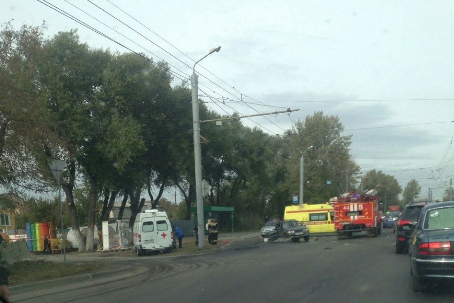 В Челябинской области иностранная машина смяла ВАЗ. Погибла женщина В Челябинской области иностранная машина смяла ВАЗ. Погибла женщина