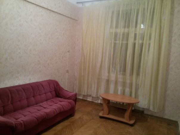 Сдаётся комната! <br> 15,000 руб. + коммуналка (обычно около 600 руб.) + интернет по 660 руб. раз в квартал. Залог, равный оплате за один месяц, его можно вносить по мере возможности. <br> Заезд – с 1 июня, но по договорённости возможно и раньше в пределах недели. <br> м. Бабушкинская. Автобусом – 10 минут, спокойным шагом – около 15. В 5 минутах – ж/д станция Лосиноостровская. Ремонт старый, но квартира в целом очень большая и просторная. Для тех, кого не смущает советский флёр) Из мебели – диван и шкаф. Соседи тихие и спокойные люди, из-за разных графиков иногда вообще можно не пересекаться. <br> Тихий, приятный и зелёный район, дом сразу напротив парка. Вокруг много магазинов, хорошо развита инфраструктура. По всем вопросам – пишите в личку. - фото Фото: Сдаётся комната! <br> 15,000 руб. + коммуналка (обычно около 600 руб.) + интернет по 660 руб. раз в квартал. Залог, равный оплате за один месяц, его можно вносить по мере возможности. <br> Заезд – с 1 июня, но по договорённости возможно и раньше в пределах недели. <br> м. Бабушкинская. Автобусом – 10 минут, спокойным шагом – около 15. В 5 минутах – ж/д станция Лосиноостровская. Ремонт старый, но квартира в целом очень большая и просторная. Для тех, кого не смущает советский флёр) Из мебели – диван и шкаф. Соседи тихие и спокойные люди, из-за разных графиков иногда вообще можно не пересекаться. <br> Тихий, приятный и зелёный район, дом сразу напротив парка. Вокруг много магазинов, хорошо развита инфраструктура. По всем вопросам – пишите в личку.