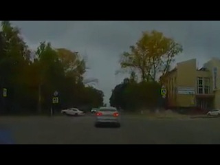 На перекрестке столкнулись два автомобиля: видео с регистратора