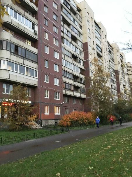 Фото: Шлиссельбургский пр., 14к1<br><br>Предлагаю купить трехкомнатную квартиру! Все готово к проживанию - заезжай и живи! Все комнаты изолированные, балкон застеклен, кухня большая, из окон прекрасный вид. Квартира с ремонтом, парадная чистая, соседи хорошие. Рядом детские сады, школы, магазины. Прекрасная транспортная доступность: у дома автобусная остановка, до метро пешком 10 минут, а также удобный выезд на КАД. Рассмотрим различные формы оплаты.<br>7 300 000руб.