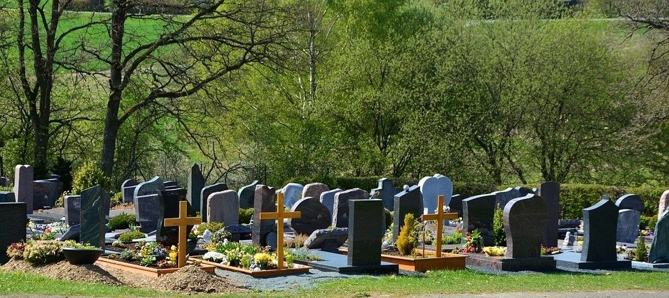 Житель Бакчара не смог угнать автомобиль с кладбища Житель Бакчара не смог угнать автомобиль с кладбища