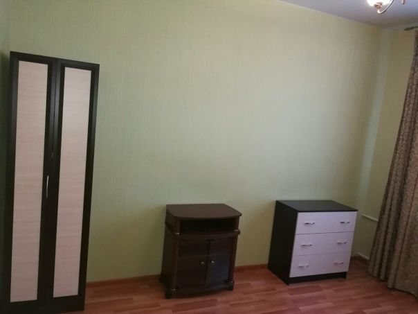 Ищем 1 девушку в одну из комнат трёхкомнатной квартиры. В квартире свежий ремонт, очень просторная. До метро Первомайская 12 минут пешком по прямой, хорошо освещенной улице. <br>В соседних комнатах проживают по одной девушке 28 и 30 лет. <br>Пожелания к девушке - работающая (не фриланс), без вредных привычек. <br>Оплата 17 000 т.р. + 1 500 ку. Залог (17 000) разбивается на 2 месяца. Просмотр после 20:00. <br>Телефон 89851318332, посредников просьба не беспокоить (благодарим за понимание).<br> Романова - фото Фото: Ищем 1 девушку в одну из комнат трёхкомнатной квартиры. В квартире свежий ремонт, очень просторная. До метро Первомайская 12 минут пешком по прямой, хорошо освещенной улице. <br>В соседних комнатах проживают по одной девушке 28 и 30 лет. <br>Пожелания к девушке - работающая (не фриланс), без вредных привычек. <br>Оплата 17 000 т.р. + 1 500 ку. Залог (17 000) разбивается на 2 месяца. Просмотр после 20:00. <br>Телефон 89851318332, посредников просьба не беспокоить (благодарим за понимание).<br> Романова