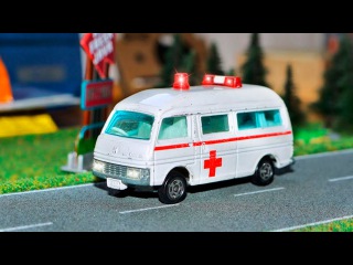 Beyaz Ambulans ve Yarış Arabası - Akıllı Arabalar çizgi filmi - Türkçe İzle