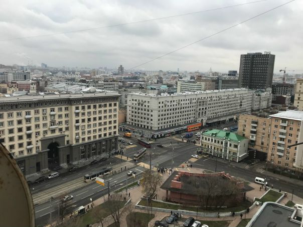 Мы молодая пара, к концу ноября срочно ищем новых жильцов в изолированную комнату в 3к квартире, которая находится почти в самом центре Москвы-м. Красносельская(2 мин. от метро пешком). Удобное расположение к «Трем вокзалам» ( 10 мин. пешком), Парк «Сокольники», ТЦ Ашан, а так же у дома есть магазин Перекресток (круглосуточный). Территория у дома находится под охраной.<br>В квартире есть Wi-Fi, стиральная машина, микроволновка и все необходимое для жизни. Комнаты все изолированы, кухня просторная, а так же имеется есть 2 туалета, поэтому очереди никогда не бывает. Из соседей, в одной комнате проживает девушка, в другой молодая пара, но они часто бывают в командировках, поэтому их почти не видно.<br>Наша комната светлая с балконом. При желании и договоренности с хозяйкой можно обустроить под себя.<br>Заезд в конце месяца. Стоимость за месяц 20000 + коммуналка (около 1000 руб). Депозит 20000. По всем вопросам но номеру: 8926 423 44 32 Евгений.<br><br> Орипов - фото Фото: Мы молодая пара, к концу ноября срочно ищем новых жильцов в изолированную комнату в 3к квартире, которая находится почти в самом центре Москвы-м. Красносельская(2 мин. от метро пешком). Удобное расположение к «Трем вокзалам» ( 10 мин. пешком), Парк «Сокольники», ТЦ Ашан, а так же у дома есть магазин Перекресток (круглосуточный). Территория у дома находится под охраной.<br>В квартире есть Wi-Fi, стиральная машина, микроволновка и все необходимое для жизни. Комнаты все изолированы, кухня просторная, а так же имеется есть 2 туалета, поэтому очереди никогда не бывает. Из соседей, в одной комнате проживает девушка, в другой молодая пара, но они часто бывают в командировках, поэтому их почти не видно.<br>Наша комната светлая с балконом. При желании и договоренности с хозяйкой можно обустроить под себя.<br>Заезд в конце месяца. Стоимость за месяц 20000 + коммуналка (около 1000 руб). Депозит 20000. По всем вопросам но номеру: 8926 423 44 32 Евгений.<br><br> Орипов