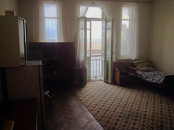 Я СОБСТВЕННИКНЕВСКИЙ РАЙОН<br><br>Сдам комнату в коммунальной квартире.<br>Октябрьская набережная дом 100к1.<br><br>5 этаж, комната 28м, есть холодильник, стол, стулья, кровать, диван, сервант, есть балкон с видом на Неву!!!<br>Пол года назад был косметический ремонт.<br>Более подробную информацию и фото скину вам в личные сообщения.<br>К/У входим в стоимость оплаты комнаты.<br>Остановка, магазин пятёрочка у дома.<br><br>ЦЕНА: 16.000 в месяц + 5.000 залог, залог возвращается при съезде с комнаты если все в порядке с комнатой и мебелью. - фото Фото: Я СОБСТВЕННИКНЕВСКИЙ РАЙОН<br><br>Сдам комнату в коммунальной квартире.<br>Октябрьская набережная дом 100к1.<br><br>5 этаж, комната 28м, есть холодильник, стол, стулья, кровать, диван, сервант, есть балкон с видом на Неву!!!<br>Пол года назад был косметический ремонт.<br>Более подробную информацию и фото скину вам в личные сообщения.<br>К/У входим в стоимость оплаты комнаты.<br>Остановка, магазин пятёрочка у дома.<br><br>ЦЕНА: 16.000 в месяц + 5.000 залог, залог возвращается при съезде с комнаты если все в порядке с комнатой и мебелью.