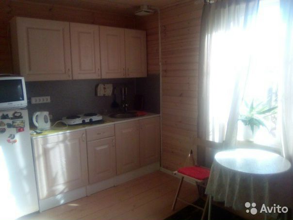 Фото: Сдаётся комната-студия 15 м2 со встроенной кухней и с отдельным собственной ванной-туалетом. От собственника-17000 рублей + электричество-400-700 р. в месяц. В комнате есть всё необходимое-шкаф, кровать, стол, стулья, телевизор, а также своя кухня. Все коммуникации подключены. От метро Молодёжная на общественном транспорте-15 минут, если на авто -5-7 минут как ориентир- парк Отель -