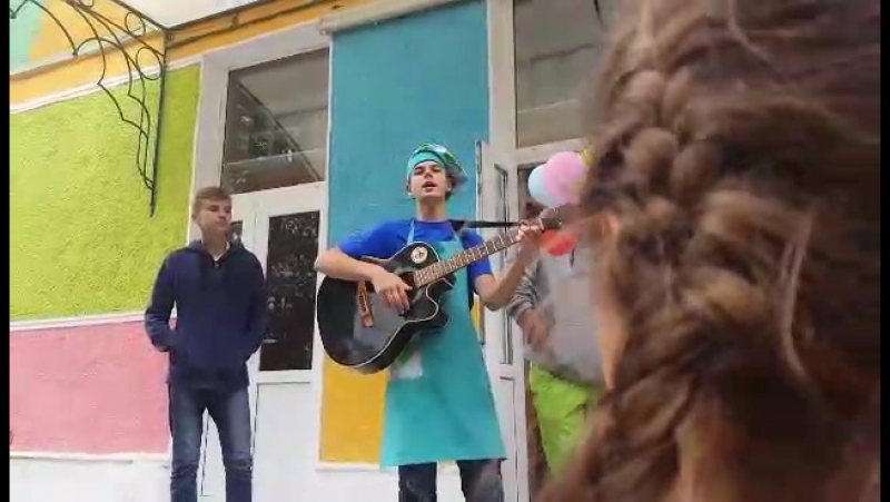 Щоб зайти поїсти, треба обнімашки)