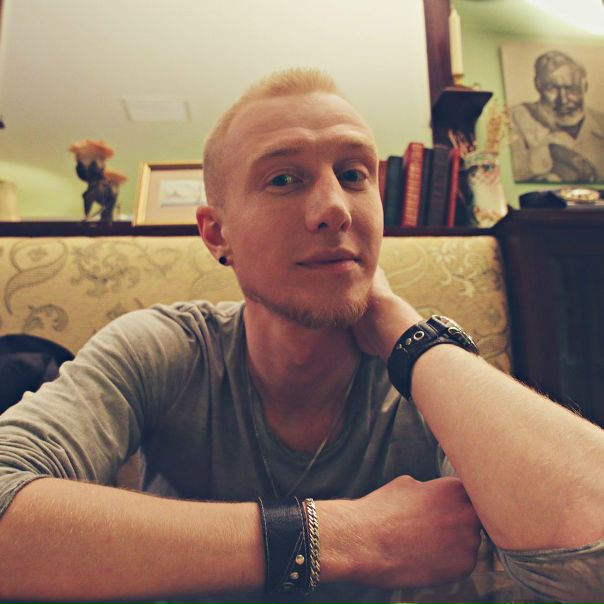 Валерий, 28 лет, художник, татуировщик. <br> ИЩУ комнату (или подселение) <br> с 15 октября по 15 декабря (2 месяца) <br> 15.000р (+-), возможен бартер <br>Не пью и не курю <br> Окружающее пространство содержу в чистоте (профессиональное) <br> Личное пространство не занимаю <br> Еду в Москву по учебе/работе <br><br>Если нахожусь дома, то в основном работаю, рисую, читаю или сплю. <br>- Все ищут девушек, но я не хуже!!!)) Местами даже лучше: могу и гвоздь вбить, и лампочку вкрутить, и ужин приготовить, и прочие хозяйственные дела <br><br>- В приоритетах не удаленность жилья, а его качество, а также адекватность и дружелюбность соседей, возможно тоже творчески созидательных, которые будут не прочь принять меня к себе в свою компанию на столь короткий срок. <br><br>Просмотр вас и меня возможен с 8 октября <br>Либо ЛС, либо whatsapp +79969679997<br> Казанцев - фото Фото: Валерий, 28 лет, художник, татуировщик. <br> ИЩУ комнату (или подселение) <br> с 15 октября по 15 декабря (2 месяца) <br> 15.000р (+-), возможен бартер <br>Не пью и не курю <br> Окружающее пространство содержу в чистоте (профессиональное) <br> Личное пространство не занимаю <br> Еду в Москву по учебе/работе <br><br>Если нахожусь дома, то в основном работаю, рисую, читаю или сплю. <br>- Все ищут девушек, но я не хуже!!!)) Местами даже лучше: могу и гвоздь вбить, и лампочку вкрутить, и ужин приготовить, и прочие хозяйственные дела <br><br>- В приоритетах не удаленность жилья, а его качество, а также адекватность и дружелюбность соседей, возможно тоже творчески созидательных, которые будут не прочь принять меня к себе в свою компанию на столь короткий срок. <br><br>Просмотр вас и меня возможен с 8 октября <br>Либо ЛС, либо whatsapp +79969679997<br> Казанцев