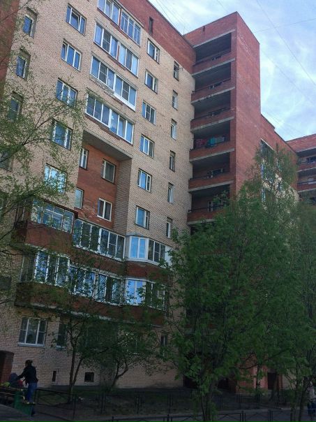 Фото: Кронштадт, Станюковича ул., 6<br><br>Предлагаю купить квартиру недорого! Хороший кирпичный дом 1985 года постройки с новыми лифтами. Комнаты изолированные, окна в сквер, просторная кухня 9 метров с лоджией. В соседних зданиях детский сад, школа, Пятерочка, бассейн. Рядом удобный выезд на КАД, до метро удобно добираться на маршрутке. Возможно купить квартиру в ипотеку.<br>Цена 3 370 000