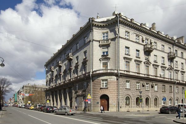 Камменоостровский пр., 25<br><br>Уникальная квартира в самом центре Петербурга, которая позволит вам наслаждаться функциональностью продуманного комфорта, а так же респектабельностью дома и расположения. <br><br>Преимущества:<br>+ Шикарная планировка квартиры позволит комфортно разместиться всем членам семьи. Три изолированные комнаты, обширная гостиная со вторым светом и действующим камином, светлая кухня, сауна, два с/у. Пол с паркетом из редких пород дерева. Зонирование пространства для жизни и отдыха создает атмосферу уюта и комфорта. <br>+ Квартира двухуровневая, высота потолков в самой высокой части квартиры доходит до 4,5 кв.м.<br>+ Изюминка квартиры - застекленная терраса пл. 35 кв.м. Это место отдыха для всей семьи, попав сюда, вы оказываетесь как будто в другом пространстве. Здесь и зимний сад, где можно уединиться или устроить веселый пикник со всей семьей или друзьями, имеется оборудованная зона для барбекю, летом можно оказаться на импровизированном пляже, где уютно расположившись в креслах, нежась на солнце, любуясь потрясающим видом на панораму города, вы можете наслаждаться тишиной и изолированностью. И это в центре города! <br>+ Дом - исторически уникальный, был построен на средства Министерства высшего образования для профессоров и преподавателей вузов города. Жители этого дома и сейчас сохраняют традиции питерской интеллигенции. <br>+ Однородный респектабельный состав жильцов дома, охраняемая закрытая территория, позволят вам чувствовать себя здесь комфортно и безопасно. <br>+ Дом после полной реконструкции, который одновременно сочетает внешнее великолепие старинного Петербурга и современное внутреннее оснащение. <br>+ Охраняемая парковка с закреплённым машиноместом - это безопасность Вашего автомобиля <br>+ Местоположение дома - лучшее на Каменноостровском проспекте, между тремя зелеными зонами: сквером Низами, садом Андрея Петрова и садом Александровского лицея.<br>+ Квартира на Каменноостровском проспекте - это статусная недвижимость, которая всегда в цене!<br>Цена 35 300 000 - фото Фото: Камменоостровский пр., 25<br><br>Уникальная квартира в самом центре Петербурга, которая позволит вам наслаждаться функциональностью продуманного комфорта, а так же респектабельностью дома и расположения. <br><br>Преимущества:<br>+ Шикарная планировка квартиры позволит комфортно разместиться всем членам семьи. Три изолированные комнаты, обширная гостиная со вторым светом и действующим камином, светлая кухня, сауна, два с/у. Пол с паркетом из редких пород дерева. Зонирование пространства для жизни и отдыха создает атмосферу уюта и комфорта. <br>+ Квартира двухуровневая, высота потолков в самой высокой части квартиры доходит до 4,5 кв.м.<br>+ Изюминка квартиры - застекленная терраса пл. 35 кв.м. Это место отдыха для всей семьи, попав сюда, вы оказываетесь как будто в другом пространстве. Здесь и зимний сад, где можно уединиться или устроить веселый пикник со всей семьей или друзьями, имеется оборудованная зона для барбекю, летом можно оказаться на импровизированном пляже, где уютно расположившись в креслах, нежась на солнце, любуясь потрясающим видом на панораму города, вы можете наслаждаться тишиной и изолированностью. И это в центре города! <br>+ Дом - исторически уникальный, был построен на средства Министерства высшего образования для профессоров и преподавателей вузов города. Жители этого дома и сейчас сохраняют традиции питерской интеллигенции. <br>+ Однородный респектабельный состав жильцов дома, охраняемая закрытая территория, позволят вам чувствовать себя здесь комфортно и безопасно. <br>+ Дом после полной реконструкции, который одновременно сочетает внешнее великолепие старинного Петербурга и современное внутреннее оснащение. <br>+ Охраняемая парковка с закреплённым машиноместом - это безопасность Вашего автомобиля <br>+ Местоположение дома - лучшее на Каменноостровском проспекте, между тремя зелеными зонами: сквером Низами, садом Андрея Петрова и садом Александровского лицея.<br>+ Квартира на Каменноостровском проспекте - это статусная недвижимость, которая всегда в цене!<br>Цена 35 300 000