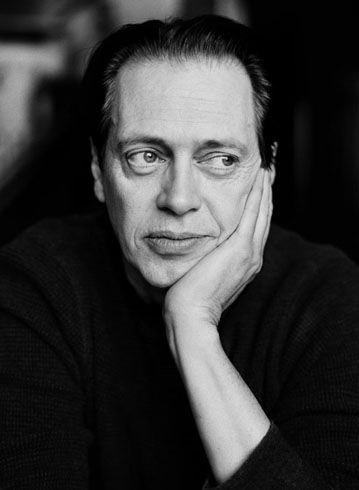 Мне нравятся люди, раздираемые изнутри. Но не страстями — борьбой. Мне нравятся те люди, которым неуютно в обществе. Которые чувствуют свою чужеродность. Вот каких людей я хочу видеть в подсовываемых мне сценариях. Потому что я сам такой.