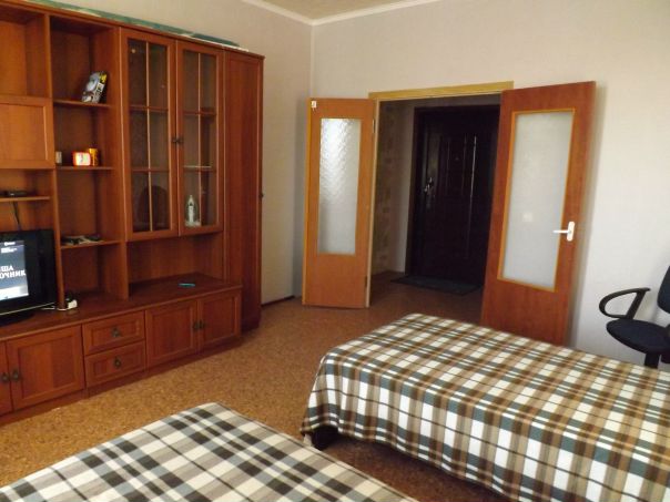 Фото: Аренда 1-комнатной квартиры посуточно. Общая площадь 40 м2, кухня 8,5 м2,санузел совмещен. 3 спальных места (2+1), При бронировании квартиры на 15 дней и более 1 сутки бесплатно. <br>Предложение реальное, фото соответствует, все удобства,быстрое заселение. Стоимость проживания 2500 руб. за сутки.Просторная,светлая квартира, окна во двор. Рядом бассейн, 300 руб.в час, рядом магазины Дикси, Магнит, Пятёрочка, удобная транспортная развязка. Звоните, всегда на связи!, очень чисто и уютно, телевизор, WI-FI интернет. <br>На кухне: Холодильник, эл. чайник, эл. плита, СВЧ, стир.машинка, вся необходимая посуда,утюг. <br>Без посредников, от хозяина. <br>Время в пути от метро Петровско-Разумовская 10 мин. транспортом (авт. 114,123,179,204,282,591) - 4 остановки. <br>От Войковской - 20 мин.( авт.123), От метро Водный стадион -25 мин. (авт. 123), Остановка 