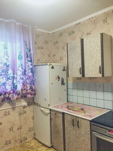 Фото: Без комиссий и посредников. СДАЁТСЯ на долгий срок 1-комнатная квартира на 6 эт. 12-ти этажного дома. Метро НОВОГИРЕЕВО или Первомайская. 12 мин транспортом. Чешская планировка - комната с альковом. Очень светлая и уютная квартира. С хорошим косметическим ремонтом, бытовой техникой и мебелью. Большая лоджия. Развитая инфраструктура и хорошая транспортная доступность. Рядом Измайловский парк. Тихо. Зелено. Приличные соседи. 1 собственник. Страховой депозит можно разбить на 2 месяца.<br>Цена 28000 и ЖКХ (недорого, по льготам)<br>Строго славяне, можно с детьми.<br>Строго звонить с 11 00 до 23 00.<br>Телефон +79151261973 Игорь и Екатерина