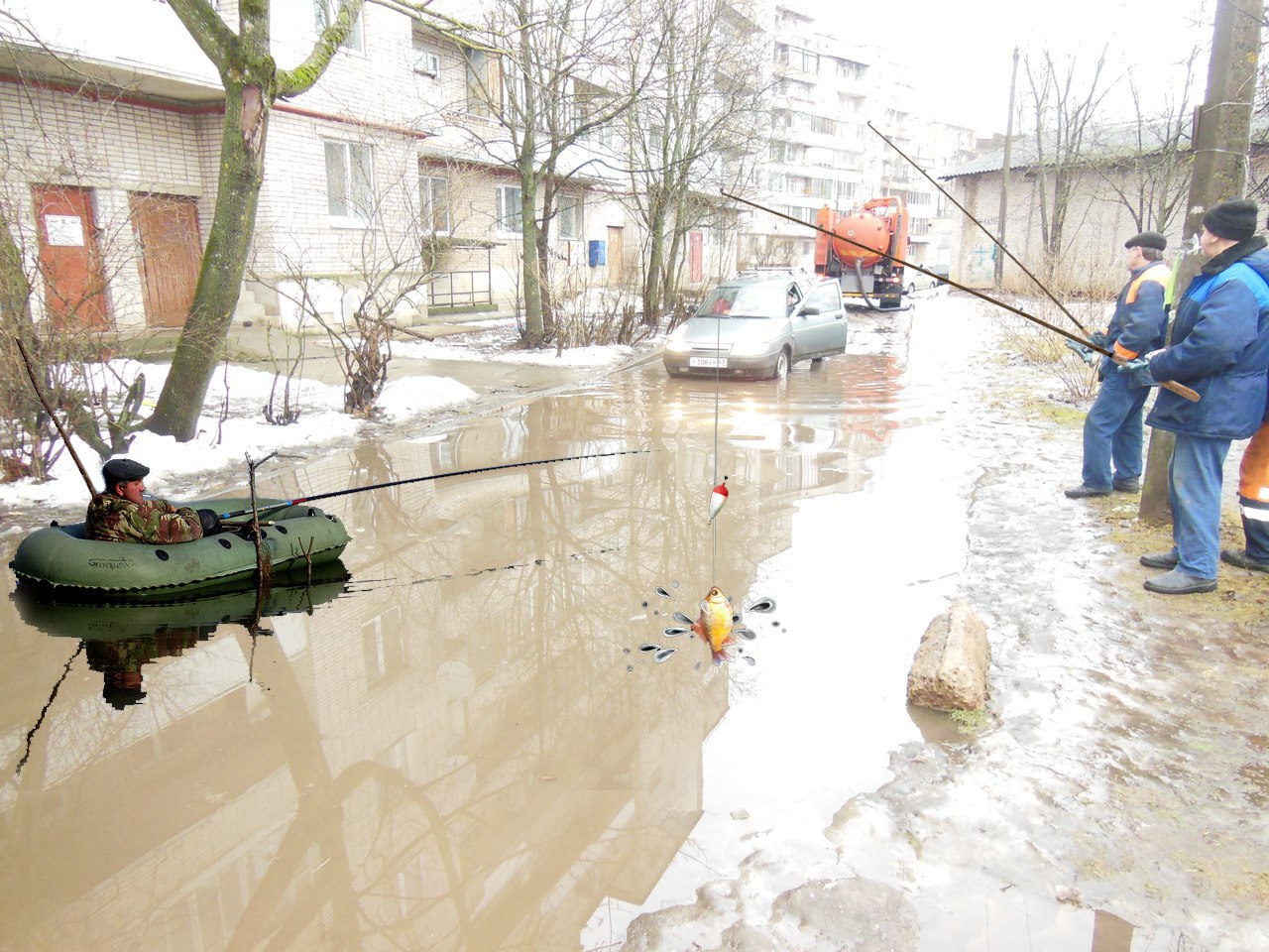 В огромных лужах Гатчины после дождя появились подлодки и рыбаки