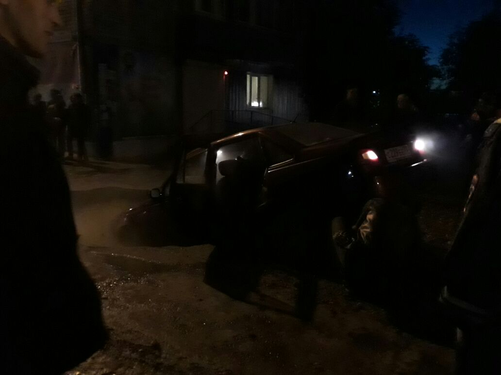 В Томске ночью иномарка рухнула в яму с кипятком В Томске ночью иномарка рухнула в яму с кипятком