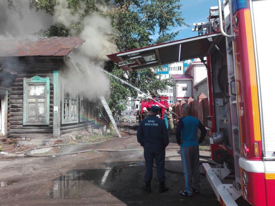 На 7-й Северной в Омске полыхает деревянный дом - ФОТО