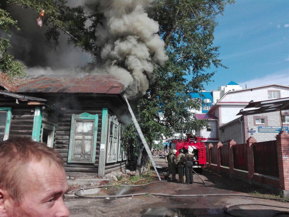 На 7-й Северной в Омске полыхает деревянный дом - ФОТО