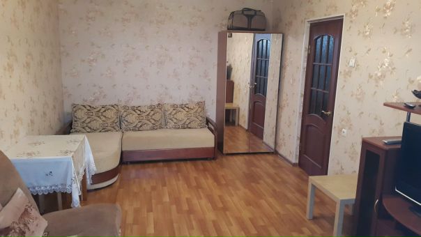Фото: СРОЧНО сдается двухкомнатная квартира 38 м в пяти минутах от станции метро БУЛЬВАР ДМИТРИЯ ДОНСКОГО на улице Грина, д.5. Комнаты изолированные, санузел совмещенный. Панельный дом, 17-й этаж. В квартире сделан ремонт, качественные материалы отделки. Встроенная кухонная мебель с электрической плитой, холодильник ATLANT, плазменный телевизор Sony, утюг, стиральная машина. Рядом с домом много места для парковки. Подъезд с домофоном. В подъезде два лифта (грузовой и пассажирский), оба лифта работают. Очень зелёный и тихий район. Рядом несколько школ и детских садов, много продуктовых магазинов, парков, несколько торгово-развлекательных центров. Сдается на длительный срок. На коммунальные платежи имеется льгота 30%. В квартире имеется ВСЁ необходимое. Заезжайте и сразу живите. <br>Сдается с 18 ИЮНЯ! <br>Цена: 33 тыс. руб. (+все коммунальные расходы на арендаторе) <br> <br>Я СОБСТВЕННИК. Сдаю безо всяких комиссий порядочным людям (желательно семье). <br>По всем вопросам обращайтесь в Вк, либо по эл. адресу: zbayramov90@mail.ru