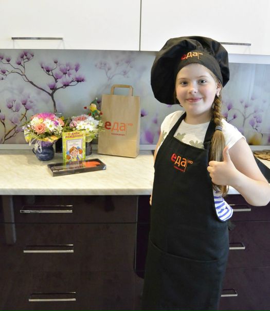 А мы получили свежую весточку от наших зрителей!   делится впечатлениями о том, как приняла сюрприз от телеканала «Еда HD» её очаровательная дочка: «Спасибо большое!  Даша уже 2 дня готовит со мной, как су-шеф  Даже картошка чистится на „ура“ в полном обмундировании». 