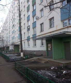 Сдается 3-комнатная квартира от собственника!Срочно! <br>46 000 p. <br>Москва, м. Выхино <br>Друзья! Сдается квартира хорошим людям! Собственник отличный! Проблем не будет точно. О самой квартирке. Для семьи-идеально! Отличная инфраструктура: рядом садики, школы, поликлиники, магазины. Метро недалеко (10 мин). Коммуналка включена в стоимость - оплата только счетчиков. В квартире имеется кухонная мебель, холодильник, стиральная машинка и пр. удобства. Тихо, светло и чисто! Стеклопакеты. Есть лоджия. Заезжай и живи! Депозит за 1 месяц. Можно разбить. Очень хотелось бы на долгий срок. Показ оперативный!Звоните! <br>Юрий 8 925 517 43 31 - фото Фото: Сдается 3-комнатная квартира от собственника!Срочно! <br>46 000 p. <br>Москва, м. Выхино <br>Друзья! Сдается квартира хорошим людям! Собственник отличный! Проблем не будет точно. О самой квартирке. Для семьи-идеально! Отличная инфраструктура: рядом садики, школы, поликлиники, магазины. Метро недалеко (10 мин). Коммуналка включена в стоимость - оплата только счетчиков. В квартире имеется кухонная мебель, холодильник, стиральная машинка и пр. удобства. Тихо, светло и чисто! Стеклопакеты. Есть лоджия. Заезжай и живи! Депозит за 1 месяц. Можно разбить. Очень хотелось бы на долгий срок. Показ оперативный!Звоните! <br>Юрий 8 925 517 43 31