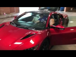 Брайан Шоу и спорткар