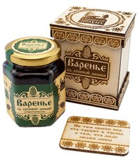 СУВЕНИРНЫЙ БОКС ГОСТИНЕЦ  950 РУБ.  Есть особый вид подарков – гостинцы. Это небольшие сладкие подарки, привезённые в дом гостями. В «Сибирском знахаре» разработана линейка уникальных гостинцев, которые несут в себе, помимо вкуса и эстетики, залог сибирского здоровья. Даже баночку мёда или варенья можно подарить так, чтобы она запомнилась надолго. Ларчик и магнит выполнены из берёзовой фанеры и украшены узорами с помощью лазерной гравировки.