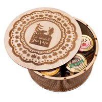 ШКАТУЛКА СИБИРСКОЕ СОЛНЦЕ  3360 РУБ.  Наполнение: Шишковое варенье 200 мл, Черёмуха протертая с сахаром 200 мл, Одуванчиковый конфитюр 200 мл, Кедровый орех в сосновом сиропе 200 мл, Мёд с живицей 200 мл, Мёд натуральный Сибирское Разнотравье 200 мл, Иван-чай со смородиной 200 мл Шкатулка Сибирское солнце вмещает в себя 7 баночек продукции от Сибирского Знахаря. Выполнена из березы и украшена гравировкой. Необычная форма и уникальное наполнение шкатулки не оставят равнодушными Ваших коллег и близких.