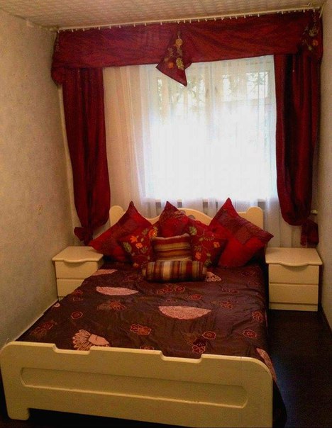 Фото: Сдает срочно собственник!<br><br>Сдаётся 3-комнатная квартира 55м2. Высокий первый этаж , с решётками и металлической дверью. Все окна выходят в тихий зелёный двор. Для мамочек с коляской всего 6 ступеней и чуланчик в квартире для коляски. Для старшего ребёнка детская комната, школа 100м, рядом дет.сад. Для родителей спальня 10 м2, гостиная 15м2 , Т/В, интернет, Wi-Fi, Уютная кухня с посудой и бытовой техникой (стиральная машина, холодильник, плита). Мебель вся новая. Парк, стадион, торговый центр 