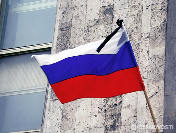 В Латвии полицейский получил выговор за ленточку в цветах флага России: 