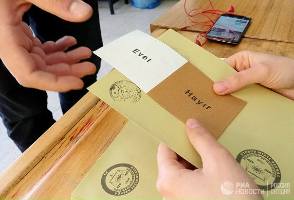 Сторонники конституционных изменений набирают 51% на референдуме в Турции: 