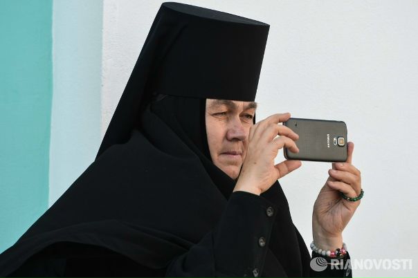 В РПЦ призвали прихожан молиться, а не делать селфи во время службы: 