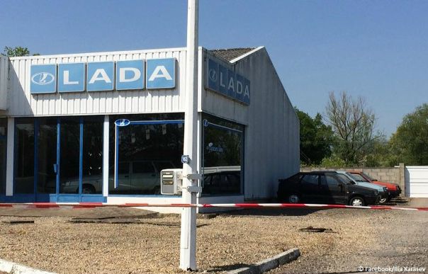 Во Франции обнаружили заброшенный автосалон LADA: 