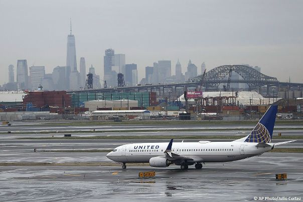 United Airlines заключила сделку с врачом, силой снятым с рейса: 