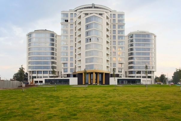 Ждановская ул., 45<br><br>Белоснежный корабль величественно застыл в дельте Невы, отражая в больших окнах закат. Это Леонтьевский мыс. Он пронзительно красив.<br><br>Квартира, которая предлагается вам, состоит из большой кухни-столовой, двух спален и трех санузлов. Это 16-й корпус. Окна спальни с балконом выходят на воду, остальные - в красивый двор. Все подготовлено, чтобы начать ремонт по вашему вкусу. Можно выбрать готовые дизайн-проекты от всемирно известного бюро Филиппа Старка.<br><br>Присмотритесь к фотографиям (они не из буклета застройщика, а сделаны нами на месте). Вы увидите и скандинавскую сдержанность, и виллы Средиземноморья, и американский хай-тек. Элегантность и продуманность до детали, которую редко встретишь даже в элитном сегменте. В полном соответствии с новейшей тенденцией luxurious modesty (роскошная умеренность).<br><br>Леонтьевский мыс стоит на стрелке Петроградского острова в окружении воды. Он использует свое выгодное положение по максимуму. Пешеходная набережная. Марина для стоянки яхт. В перспективе - пешеходный мост. Совсем рядом Крестовский, Петровский, Елагин острова с их парками и развлечениями.<br><br>Подземный паркинг. Прекрасно отделанные холлы с рецепцией. Здесь есть все, что вы можете пожелать. Мы можем принять вашу квартиру в зачет. Сделаем дизайн-проект, перепланировку и ремонт этой квартиры по вашему вкусу.<br>36 800 000 - фото Фото: Ждановская ул., 45<br><br>Белоснежный корабль величественно застыл в дельте Невы, отражая в больших окнах закат. Это Леонтьевский мыс. Он пронзительно красив.<br><br>Квартира, которая предлагается вам, состоит из большой кухни-столовой, двух спален и трех санузлов. Это 16-й корпус. Окна спальни с балконом выходят на воду, остальные - в красивый двор. Все подготовлено, чтобы начать ремонт по вашему вкусу. Можно выбрать готовые дизайн-проекты от всемирно известного бюро Филиппа Старка.<br><br>Присмотритесь к фотографиям (они не из буклета застройщика, а сделаны нами на месте). Вы увидите и скандинавскую сдержанность, и виллы Средиземноморья, и американский хай-тек. Элегантность и продуманность до детали, которую редко встретишь даже в элитном сегменте. В полном соответствии с новейшей тенденцией luxurious modesty (роскошная умеренность).<br><br>Леонтьевский мыс стоит на стрелке Петроградского острова в окружении воды. Он использует свое выгодное положение по максимуму. Пешеходная набережная. Марина для стоянки яхт. В перспективе - пешеходный мост. Совсем рядом Крестовский, Петровский, Елагин острова с их парками и развлечениями.<br><br>Подземный паркинг. Прекрасно отделанные холлы с рецепцией. Здесь есть все, что вы можете пожелать. Мы можем принять вашу квартиру в зачет. Сделаем дизайн-проект, перепланировку и ремонт этой квартиры по вашему вкусу.<br>36 800 000