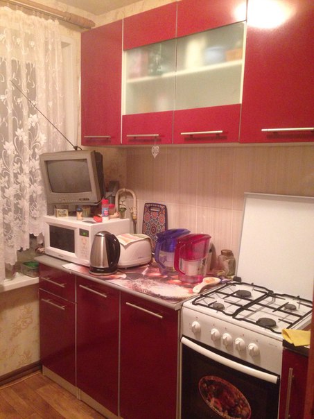 Доброго времени суток!<br>Девушки 20-30 лет, мне нужна соседка в комнату) ЗАЕЗД С 27 МАЯ!<br> ст. метро Профсоюзная-Новые Черёмушки. До станции Профсоюзная около 5-7 минут пешком. До станции Новые Черёмушки- минут 15-20 пешком. <br>О комнате- Квартира двушка!КОМНАТА ПРОХОДНАЯ! ПРОЖИВАНИЕ С СОБСТВЕННИЦЕЙ! В комнате 2 спальных места. Хозяйка-пенсионерка, доброй души человек) Не надоедает, не скандалит, повода поругаться не ищет, часто уезжает на несколько дней/недель, так что получается, что в квартире одни. <br>Года 3 назад сделан косметический ремонт. Из техники-все есть: новый холодильник, стиралка, микроволновка, на кухне телевизор, интернет. Окна-пластик. Этаж 5/5<br>Обо мне. Мне 22 года, днём работаю, вечером учусь. График работы 5/2. <br> Оплата 16000 (делим на двоих)+к/у (делим на троих). Никаких депозитов и комиссий. <br>С Вас своевременная оплата.<br>По всем вопросам пишите в личку, больше фоток скину. - фото Фото: Доброго времени суток!<br>Девушки 20-30 лет, мне нужна соседка в комнату) ЗАЕЗД С 27 МАЯ!<br> ст. метро Профсоюзная-Новые Черёмушки. До станции Профсоюзная около 5-7 минут пешком. До станции Новые Черёмушки- минут 15-20 пешком. <br>О комнате- Квартира двушка!КОМНАТА ПРОХОДНАЯ! ПРОЖИВАНИЕ С СОБСТВЕННИЦЕЙ! В комнате 2 спальных места. Хозяйка-пенсионерка, доброй души человек) Не надоедает, не скандалит, повода поругаться не ищет, часто уезжает на несколько дней/недель, так что получается, что в квартире одни. <br>Года 3 назад сделан косметический ремонт. Из техники-все есть: новый холодильник, стиралка, микроволновка, на кухне телевизор, интернет. Окна-пластик. Этаж 5/5<br>Обо мне. Мне 22 года, днём работаю, вечером учусь. График работы 5/2. <br> Оплата 16000 (делим на двоих)+к/у (делим на троих). Никаких депозитов и комиссий. <br>С Вас своевременная оплата.<br>По всем вопросам пишите в личку, больше фоток скину.