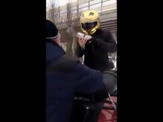 В Петербурге какое-то животное едет по пешеходной зоне на квадроцикле, показывая возмущённым гражданам удостоверение капитана по