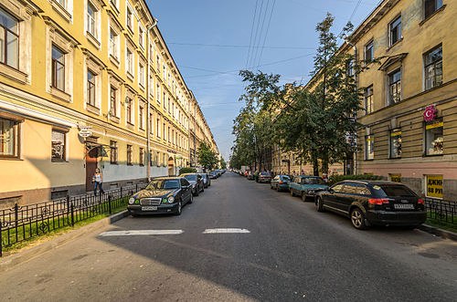 Фото: Санкт-Петербург. Сдам комнату 14м.кв. в Центральном районе на ул. Социалистическая. <br>Рядом м. Звенигородская, м.Пушкинская, м.Владимирская. Квартира малонаселенная. В комнате был сделан косметическмй ремонт. Наличие мебели: диван, два кресла, холодильник и телевизор. <br>На кухне имеется стиральная машина и микроволновая печь. Есть горячая вода. Ванны нет. (Комната для молодых людей, посещающих фитнес-клуб ) <br>Стоимость: 9000 р. + опалата электроэнергии + 1000 р. залог (идет в счет оплаты последнего месяца). Комиссия 50%