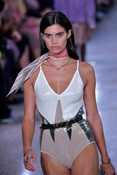 Sara Sampaio  Bottega Veneta Show in Milan