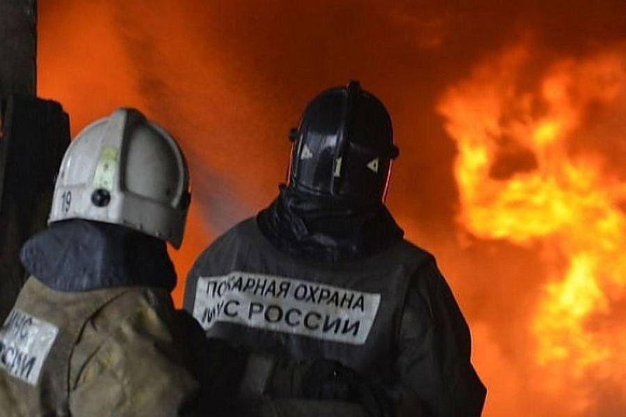 В Зеленчукской загорелась летняя кухня с верандой