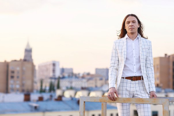 К 55-летию Виктора Цоя Найк Борзов выпустил клип на свою кавер-версию песни «КИНО» «Это не любовь». Съемки ролика проходили на одной из московских крыш, в Парке Горького и в клубе. Подходящего момента для съемок на открытом воздухе музыкантам пришлось ждать почти месяц, поскольку в мае московская погода не радовала нас солнечными днями. 