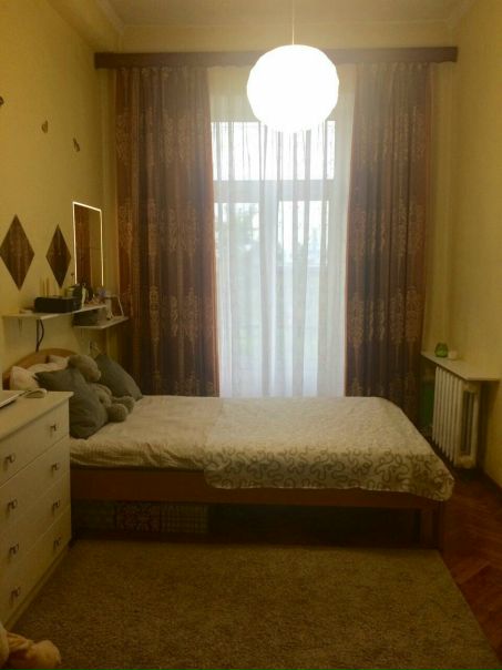 Фото: Сдам КОМНАТУ 15 м с балконом в 4х к. кв. до м. ПАРК ПОБЕДЫ 10 мин. пеш. До м. ЭЛЕКТРОСИЛА 15 мин.пеш. Сталинский дом, высокие потолки, хороший ремонт с легким флером старины, тихая улица, 6 этаж, стеклопакеты, все есть для комфортной жизни, микроволновка, чайник, пылесос, wi-fi, есть кладовка, в прихожей огромный шкаф купе! В комнате 2 сп. кровать с ортопедическим матрасом, шкаф платяной, стеллаж, полочки, стол письменный, стул. Соседи молодые, много работают, 1 девушка и 3 парня) Ищем 1 человека желательно до 30 лет.<br>13000+ку1200-2500. Залог всего 7000р. Заселение с 05.10. ФОТО на стене. БЕЗ КОМИССИИ!