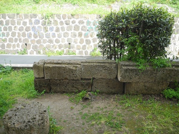 древние каменные блоки в риме руины