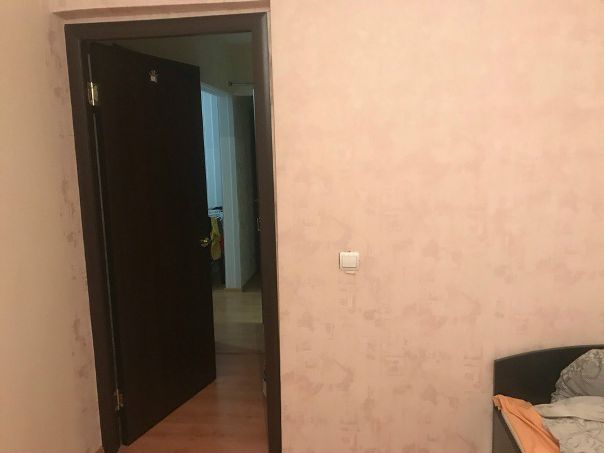 СобственникБез комиссии и депозита<br>Сдам на длительный срок приличному человеку, чистую, светлую, большую Комнату в четырехкомнатной квартире. <br>Все комнаты изолированы.<br> В квартире есть вся необходимая бытовая техника (холодильник, газовая плита с вытяжкой, микроволновая печь, стиральная машина-автомат) 2 туалета и новая мебель для комфортного проживания, интернет, большая кухня; высокие потолки.<br> Проживают 2 семьи (в одной комнате мужчина и женщина по 55 лет,оба работают дома бывают вечером) (в одной отец,мать ,оба работают приходят поздно,еще в одной их сын 19лет -работает приходит вечером и их дочь (9класс))<br>До метро РЕЧНОЙ ВОКЗАЛ (ул.Совхозная, д 29) 10 минут на маршрутке.<br>Экологически чистый район, во дворе детская игровая площадка, рядом красивый сквер. <br>Стоимость 15 000 (все включено в эту стоимость). <br>В квартире всегда чисто и тихо!Курить дома нельзя (на лестничной площадке)<br>Предпочтительно девушке.<br>Рассмотрю все варианты! - фото Фото: СобственникБез комиссии и депозита<br>Сдам на длительный срок приличному человеку, чистую, светлую, большую Комнату в четырехкомнатной квартире. <br>Все комнаты изолированы.<br> В квартире есть вся необходимая бытовая техника (холодильник, газовая плита с вытяжкой, микроволновая печь, стиральная машина-автомат) 2 туалета и новая мебель для комфортного проживания, интернет, большая кухня; высокие потолки.<br> Проживают 2 семьи (в одной комнате мужчина и женщина по 55 лет,оба работают дома бывают вечером) (в одной отец,мать ,оба работают приходят поздно,еще в одной их сын 19лет -работает приходит вечером и их дочь (9класс))<br>До метро РЕЧНОЙ ВОКЗАЛ (ул.Совхозная, д 29) 10 минут на маршрутке.<br>Экологически чистый район, во дворе детская игровая площадка, рядом красивый сквер. <br>Стоимость 15 000 (все включено в эту стоимость). <br>В квартире всегда чисто и тихо!Курить дома нельзя (на лестничной площадке)<br>Предпочтительно девушке.<br>Рассмотрю все варианты!